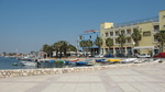 Promenade von Porto Cesareo mit Fischerbooten, Hotels, Restaurants